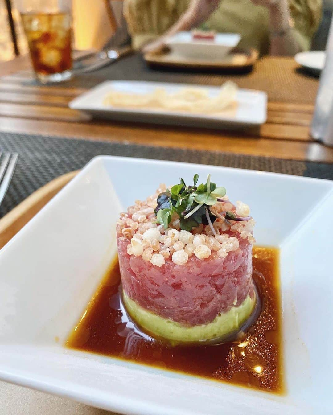 布川桃花さんのインスタグラム写真 - (布川桃花Instagram)「暑い夏はガッツリお肉食べたくなる！！﻿ ということでリニューアルした @bltsteak_roppongi へ ディナーしに行ってきたよ🍖﻿ ﻿ ボリューミーなTBORNステーキに﻿ まるごとじっくり焼かれたトロトロのニンニクを﻿ つけて食べるのがおすすめ✨﻿ ﻿ 名物のポップオーバーは、 チーズが練り込まれているパンなんだけど 顔より大きいサイズでびっくり😳﻿ 外はサクッと中はふわっとしていて とっても美味しそうでした🙆🏻‍♀️﻿ (グルテンフリー中なのでみんなに感想聞いたよ🤣)﻿ ﻿ ダイニング席で料理を食べて﻿デザートやお茶は テラス席に移動して﻿まったりと頂くのがベストです❤︎﻿ ﻿ ハワイでも人気のお店だから﻿リゾート気分を味わえた〜🌈﻿ ﻿ 🗣BLT STEAK ROPPONGI﻿ 東京都港区六本木1丁目6-1 泉ガーデン5階﻿ ﻿ #momoka_gourmet﻿ #bltsteak #bltsteakroppongi﻿ #tbonesteak #tbone #steakhouse #steak #roppongi #popover #seafood #terrace #BBQ #熟成肉 #エイジングビーフ﻿ #ステーキハウス #アメリカンステーキハウス #ステーキ #六本木 #六本木1丁目駅 #記念日 #六本木グルメ #東京グルメ #肉 #肉グルメ #肉好き #グルメ女子 #ポップオーバー #テラス #シーフード #リニューアル」8月8日 9時28分 - momoka_fukawa