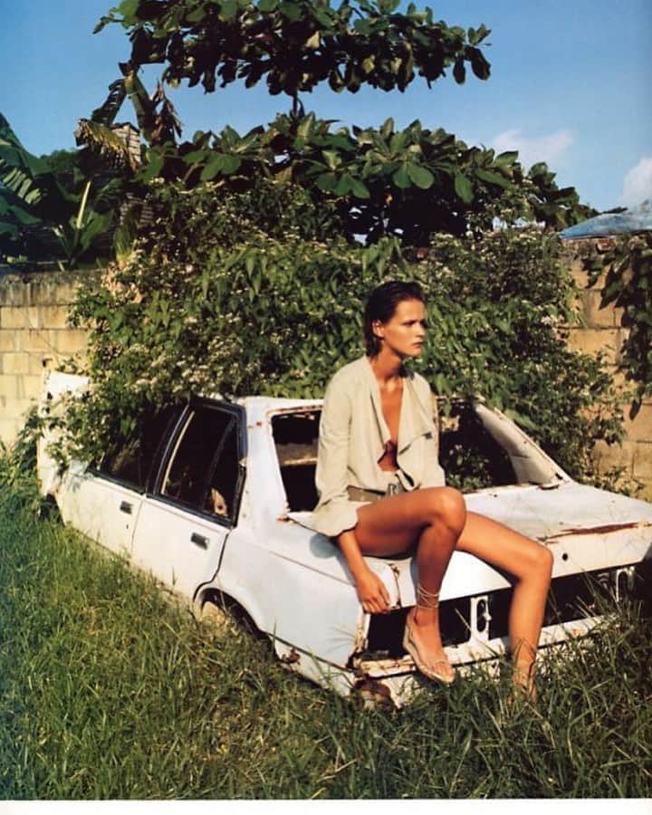 Meganさんのインスタグラム写真 - (MeganInstagram)「Hot in the city 〰 Carmen Kass photographed by Corinne Day, Vogue Paris, 2001 🔥 - - - - #corrineday #carmenkass #vogue #vogueparis #jamaica #fashioneditorial」8月8日 9時30分 - zanzan_domus