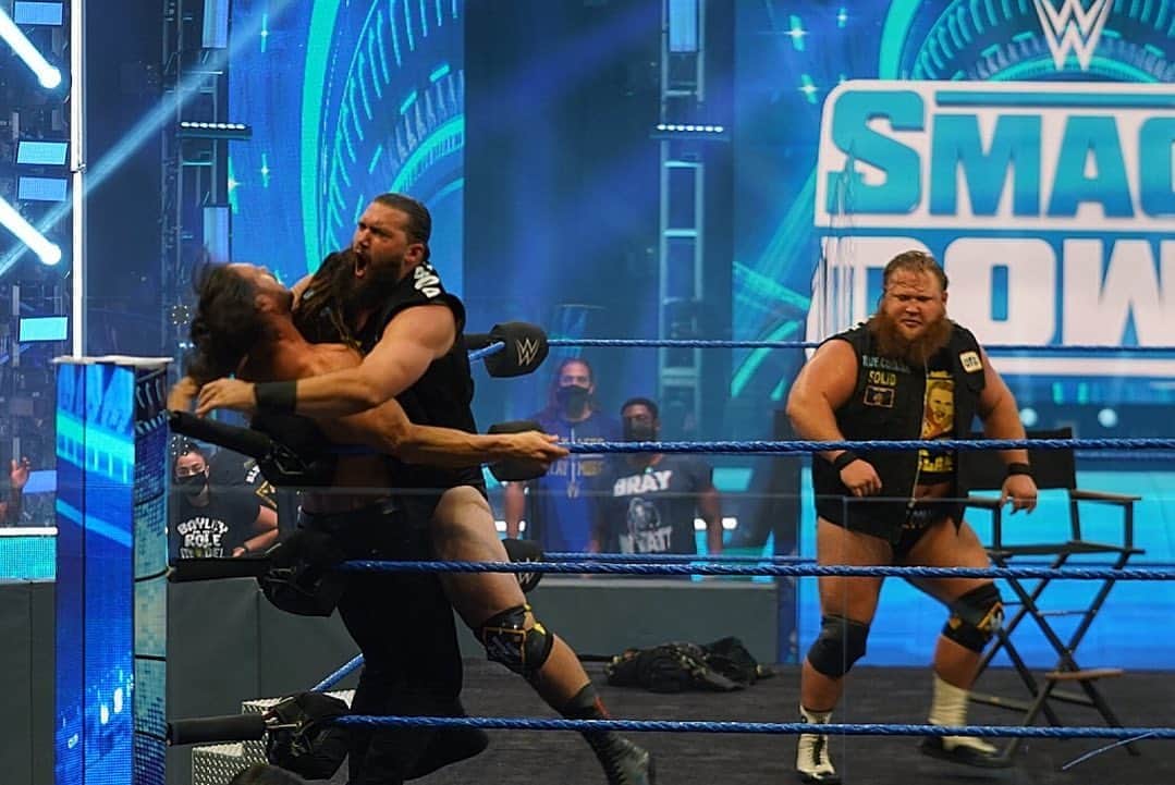 WWEさんのインスタグラム写真 - (WWEInstagram)「#HeavyMachinery has had enough of @mikethemiz @johnhennigan & @sonyadevillewwe! #SmackDown」8月8日 9時42分 - wwe