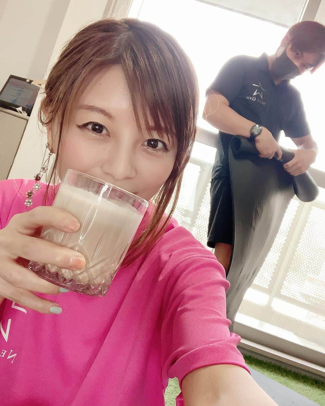 satomiさんのインスタグラム写真 - (satomiInstagram)「トレーニング後のプロテイン最高😊 ・ 今日もデッドリフトから始まりお尻に腕胸たくさんトレーニングしてもらったよ‼️ ・ できないことができると嬉しい🌟 本当教えるのが上手なトレーナーさんなので 覚えの悪い私にとって助かります😉 いつもありがとうございます！ ・ ・ ______________________________ ジム→( @yuuuuuto_next ) トレーナー→( @next__gym ) ______________________________ ・ ・ ・ #ネクストジム #nextgymtokyo #筋トレ #バストアップ #nextgym  #目黒ジム　 #ネクストジムトウキョウ  #くびれ作り  #バストアップトレーニング #ヒップアップ #トレーニング女子 #プロテイン最高 #ボディメイク #深田恭子　さんボディになりたい #自粛太り解消」8月8日 9時51分 - saatoomii47