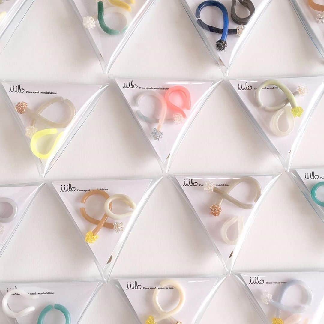 タピエスタイルさんのインスタグラム写真 - (タピエスタイルInstagram)「タピエスタイル 渋谷ヒカリエ店です。 新しくラインナップ充実したブランドをご紹介いたします。 樹脂を用いた色彩感覚豊かなアクセサリーブランドです。 密かにタピエスタイルのスタッフの間で流行っているのは ２枚目画像の筒型のヘアアクセサリー。 暑い夏、髪をすっきり束ねてくれます。 装着しやすいと好評です。  イヤカフやイヤリングとのカラーコンビネーションを楽しんでください。  お便りです。  「iiiro」より ・・・ 渋谷ヒカリエ（ @tapiestyle ）にてお取り扱いいただいております！ 久々の渋谷ヒカリエ出品にワクワクです。  暑くて暑くてたまらない日々が続いてますが、体調にお気をつけ下さい！  #iiilo #tapiestyle #タピエスタイル #タピエスタイル渋谷ヒカリエ店 #渋谷ヒカリエ #渋谷 #earcuff #ビーズのついたイヤーカフ #イヤーカフ #ミニポーチ #ケース入り #三角形 #鱗 #うろこ模様 #1個だけ #色とりどり#タピエスタイル #渋谷ヒカリエ5階」8月8日 9時51分 - tapiestyle