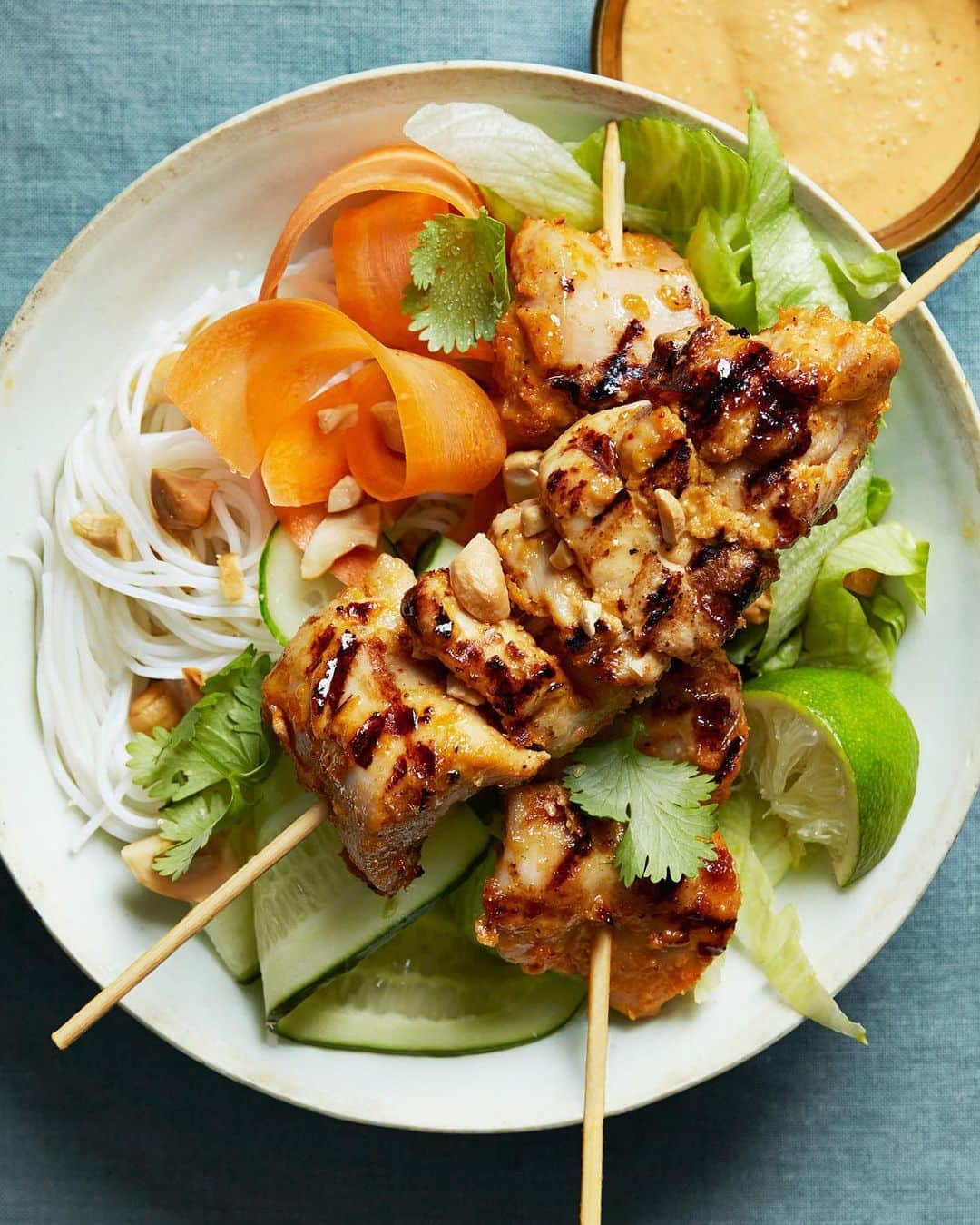 マーサ・スチュワートさんのインスタグラム写真 - (マーサ・スチュワートInstagram)「An extra quick way to cook chicken on the grill? Kebabs! We brushed these chicken thighs with a mixture of red curry paste and ground cashews for these Thai-inspired skewers. Grill and serve over a quick and refreshing rice noodle salad for a delicious summer dinner. Grab the full recipe at the link in bio. 📷: @armandorafaelphotography」8月8日 9時44分 - marthastewart