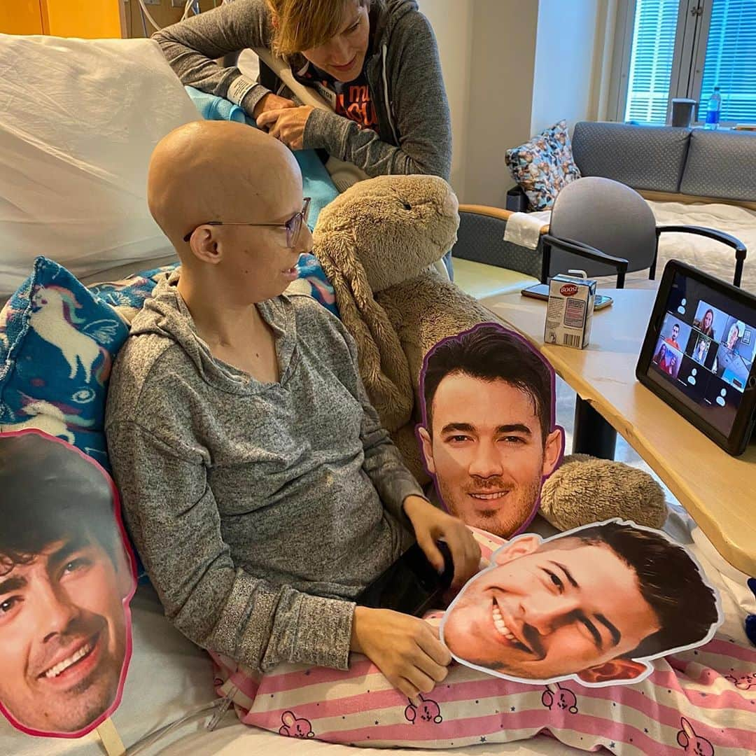 ライアン・シークレストさんのインスタグラム写真 - (ライアン・シークレストInstagram)「Happiness begins when the @JonasBrothers join the video chat. Can’t thank you guys enough for this virtual call of a lifetime! #SeacrestStudios」8月8日 0時54分 - ryanseacrest