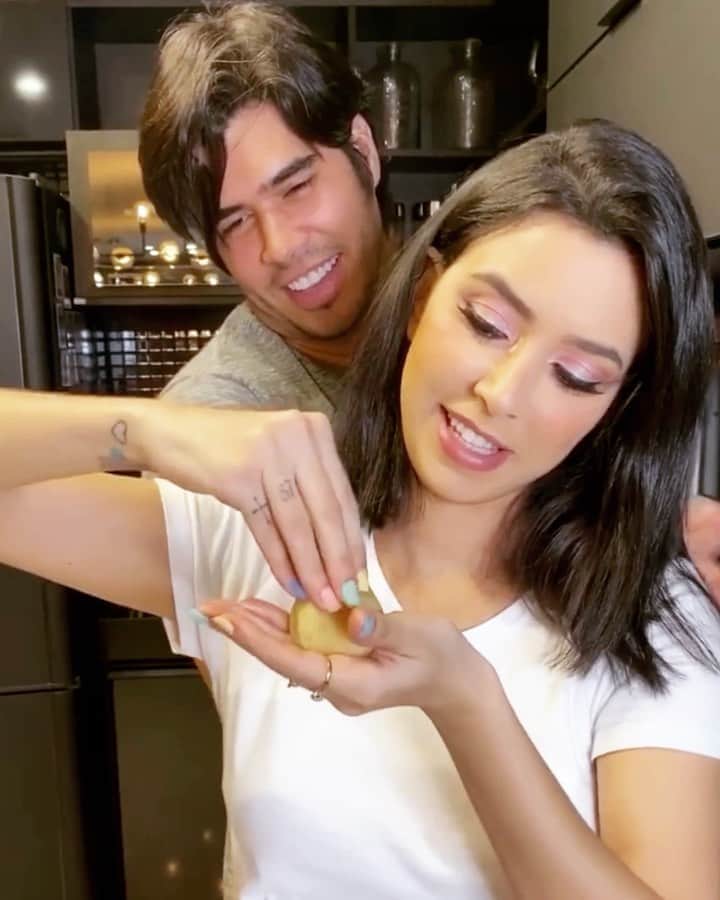 Gabriela Salesのインスタグラム：「Hello, lacrinhas e os! Quem também aprendeu a fazer várias coisas sozinho nessa quarentena? Me contem o que vocês mais conseguiram fazer! Quem me acompanha sabe que aqui já rolou de tudo, desde receita de coxinha, nail art, cortar franjinha, até Uó fazer brotar água da luz kkkkk. Tão fácil quanto aprender qualquer uma dessas coisas é começar a investir no nosso próprio dinheiro pelo app da Rico. O mundo dos investimentos é mais simples do que se possa imaginar, e na @ricocomvc eles têm uma super equipe preparada pra ajudar em qualquer dúvida! Eu mesma já fui do time que achava que poupança valia a pena, mas vi que apenas estava desvalorizando meu dinheiro com o tempo💸. Vamos todo mundo começar a cuidar do nosso próprio dindin💰💰!!! *publi #InvistaVcMesmo」
