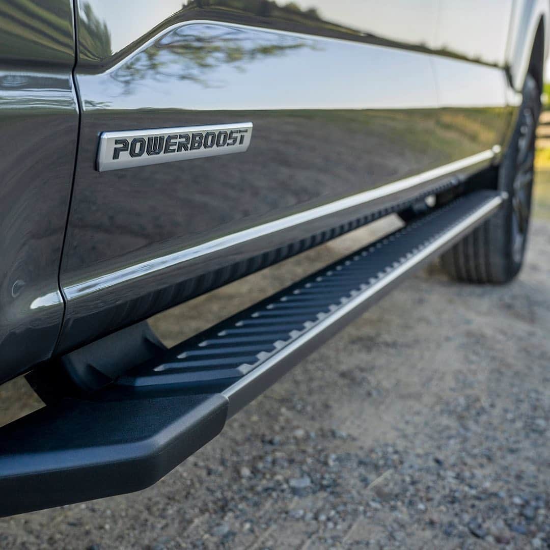 Fordさんのインスタグラム写真 - (FordInstagram)「It’s easy to play the angles when you look this good. . #Ford #FordF150 #FordTrucks #BuiltFordTough . Disclaimer: Preproduction model shown. Available fall 2020.」8月8日 1時00分 - ford