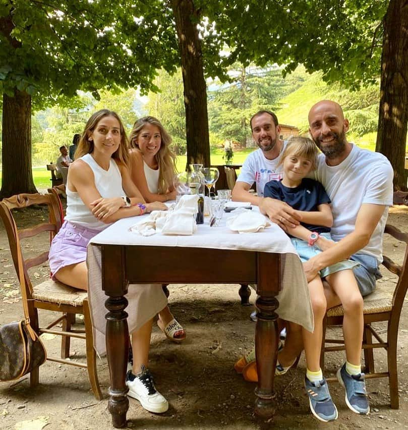 ディエゴ・ゴディンのインスタグラム：「Comida con amigos!!! Pranzo con amici 🥗🥩🍰🍷」