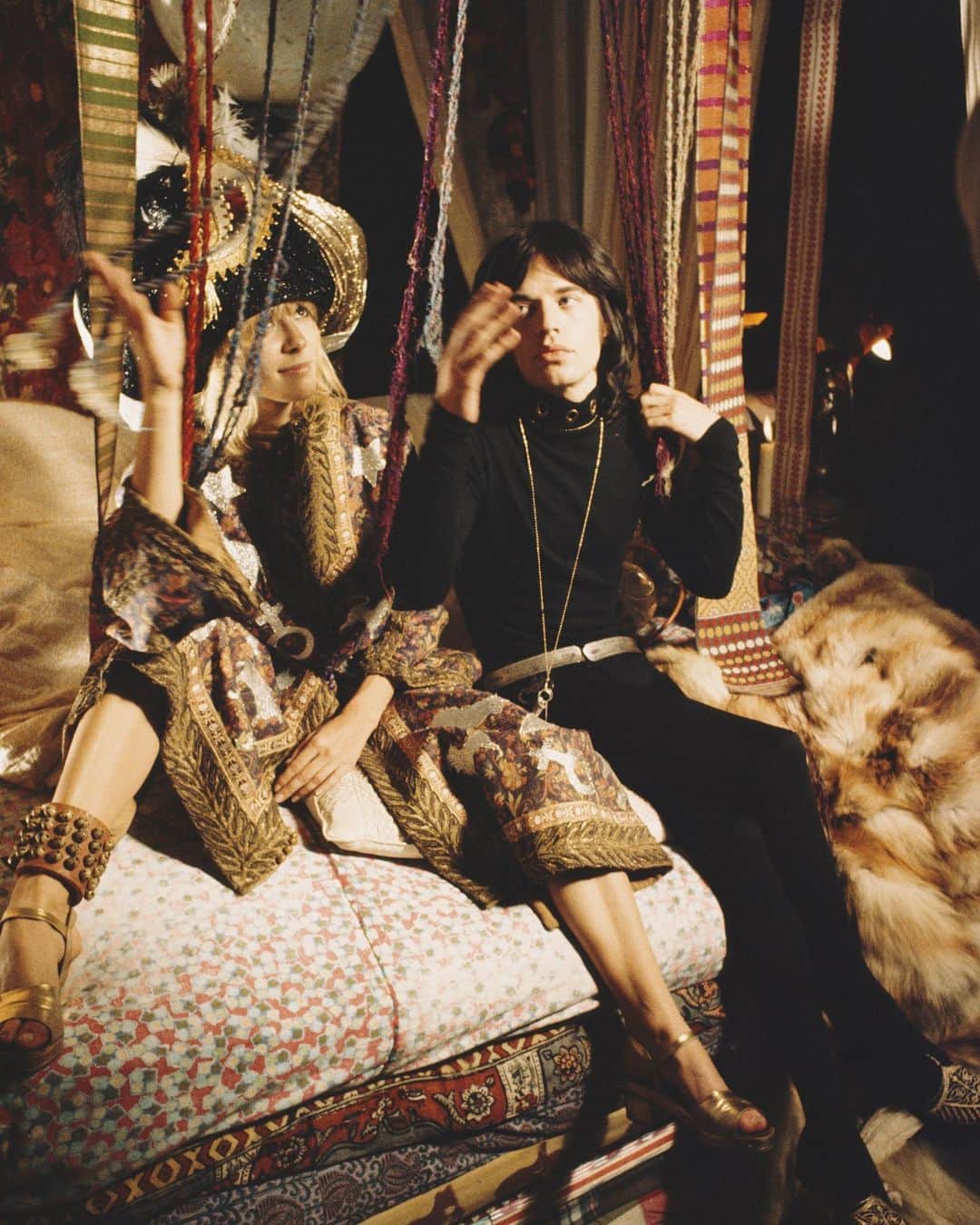ジル・スチュアートのインスタグラム：「"Wild horses couldn't drag me away wild, wild horses we'll ride them some day” -The Rolling Stones . Anita Pallenberg and Mick Jagger as Pherber and Turner in a scene from Performance, 1968 . #therollingstones #anitapallenberg #mickjagger #performance #60s #style #icon #boho #fashion #photography #inspiration」