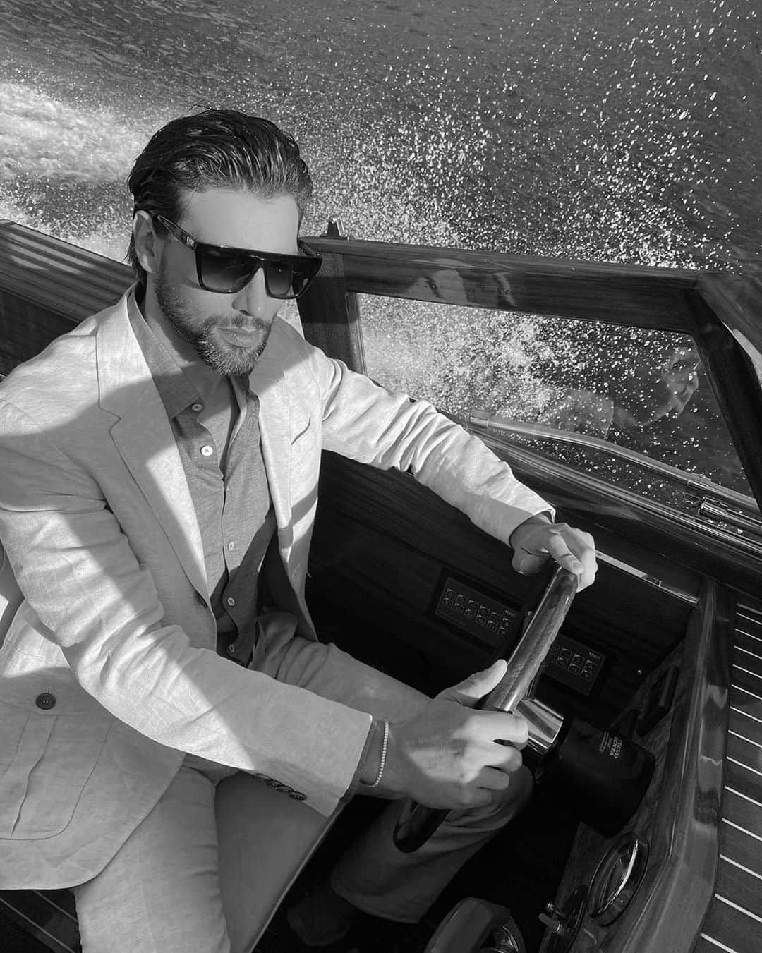 カナーリのインスタグラム：「Ivano Marino wears a #CanaliSS20 suit while going around Lake Como. #Canali1934 #MadeInItaly #menswear #menstyle」