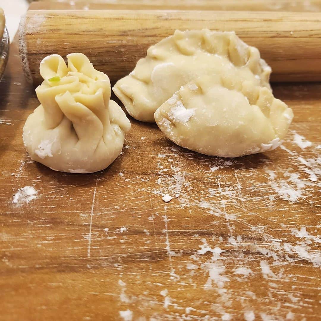 ジョリン・ツァイのインスタグラム：「今天到蔡老師 @chua.tanya 的水餃工坊打工 順道慶祝獅子座們生日快樂＾＾ #煎餃蛋糕 #迷你水餃包 @valenh」