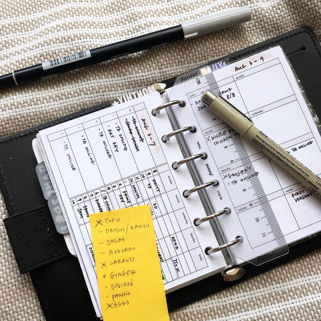 Dara M.のインスタグラム：「One of those weeks that my brain is there, but mind isn’t. I planned on taking online fitness class everyday, but haven’t done a single class. Planner update: My pocket ring is coming together slow and gradually. I decided not to rush into the system quickly mostly to avoid over purchasing, a lesson I learned over the years. For work journal, I graduated to an A5 size last year. I’m currently using an A5 stalogy. Still on the fence about the grid size - the boxes are small. Happy planning. 💕 #plannercommunity #minimalistplanner #pocketringsplanner #functionalplanner #filofax #filofaxpocket」