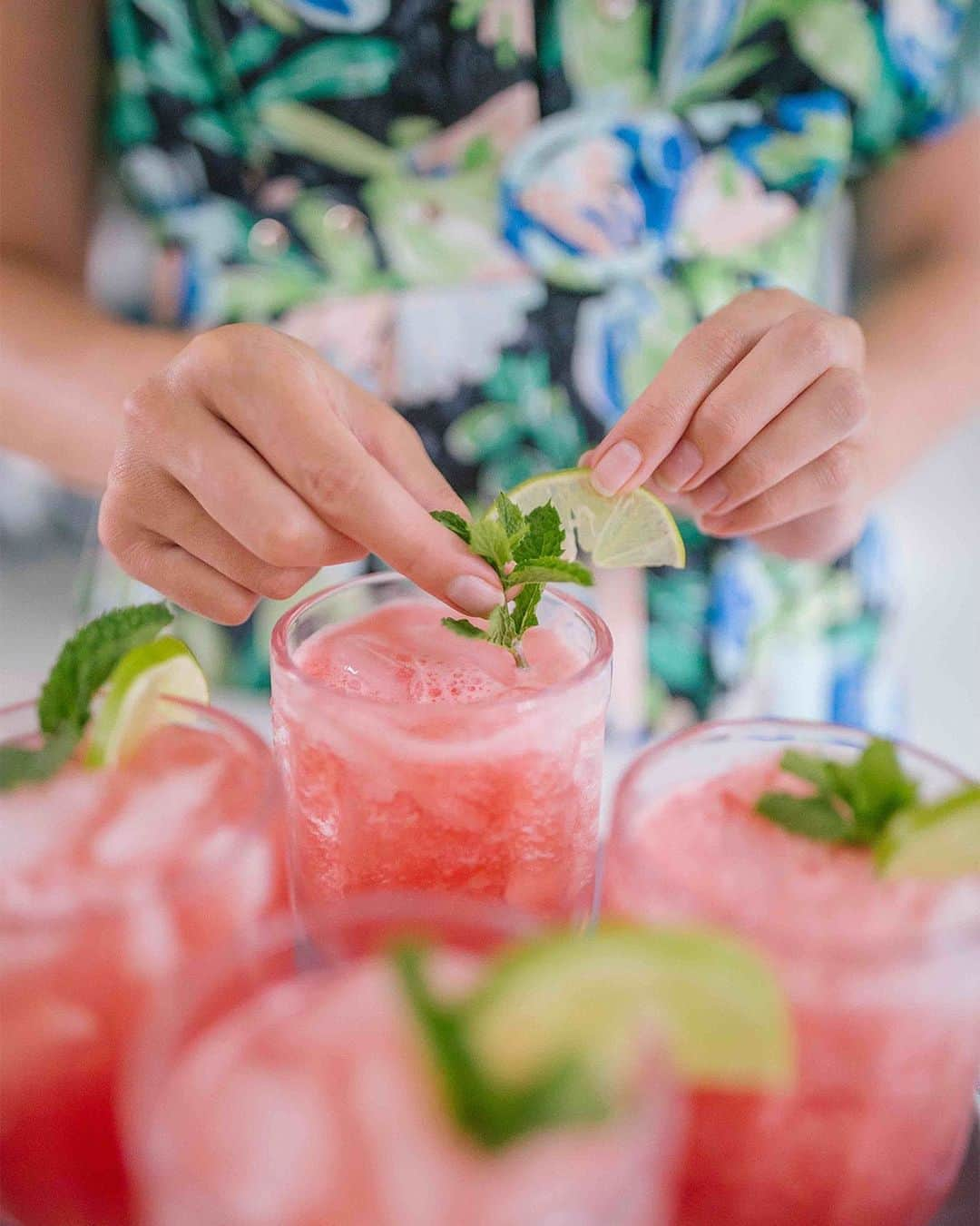 ケイト・スペードさんのインスタグラム写真 - (ケイト・スペードInstagram)「sometimes you need a mocktail. sometimes you need a cocktail. @jillian_eversole is about to have a baby and is making mocktails. head to stories — we’re making both.」8月8日 1時11分 - katespadeny