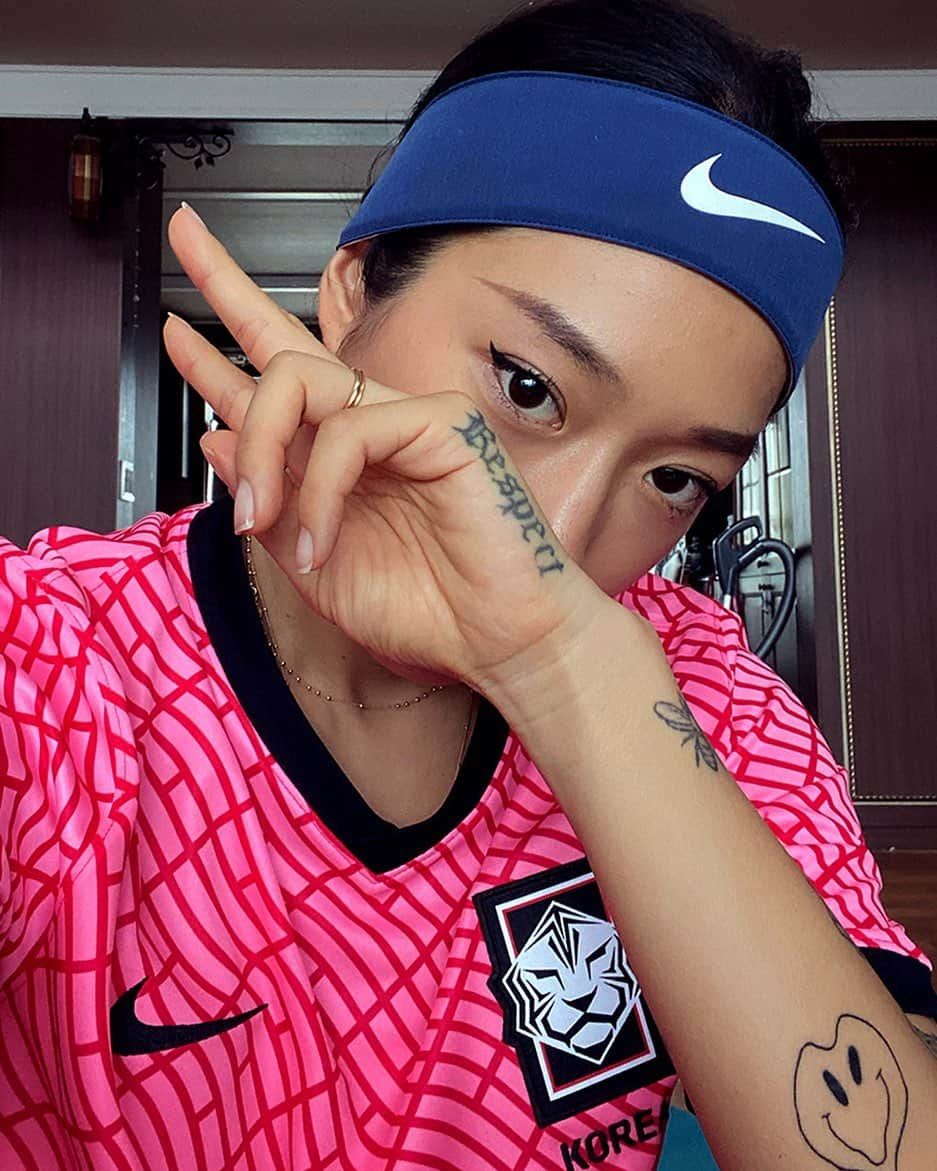 Nike Sportswearさんのインスタグラム写真 - (Nike SportswearInstagram)「“I toured almost 200 shows last year, and this January I realized that I was destroyed, physically and mentally. I decided to take this time to recharge my battery. ⁣⁣⁣ ⁣⁣⁣ I’m a DJ, I’m a producer, so I’ve been thinking, ‘What can I do? What can I share? Music!’ I decided to put together a mix for you. I’m hoping that this can cheer you up, or inspire you, or most importantly give you positive energy.”⁣⁣⁣⁣ ⁣⁣⁣⁣ @peggygou_ went from juggling tracks and touring all over the world, to full lockdown in Korea. Inspired by those days and her new outlook, Peggy’s put together a new mix for Nike. You can’t stop Peggy Gou. ⁣⁣⁣ ⁣⁣⁣ Tap the link in bio to tune in. #YouCantStopUs」8月8日 1時24分 - nikesportswear