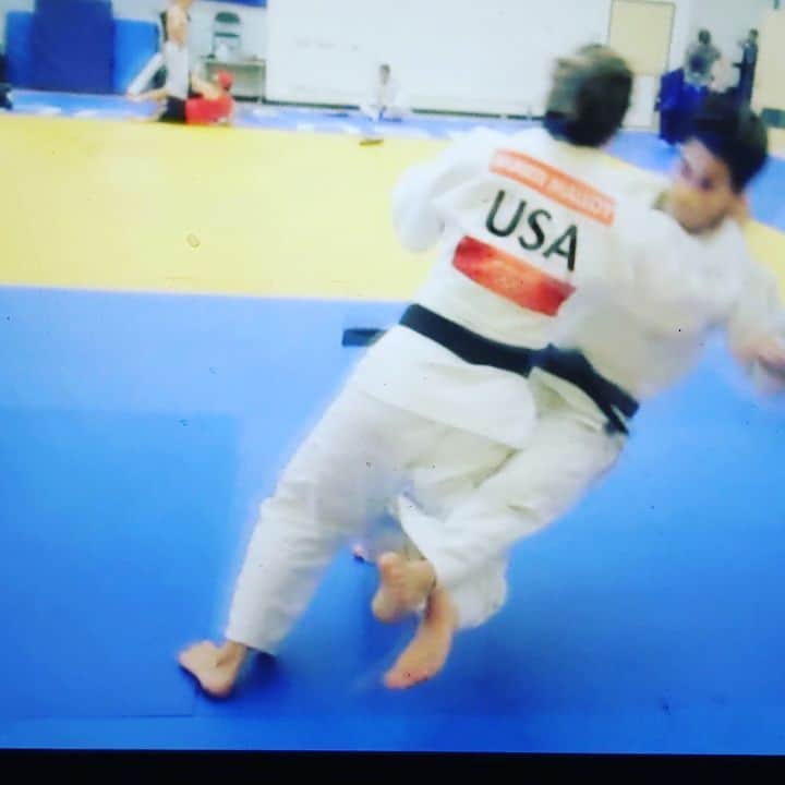 マルティ・マロイのインスタグラム：「👉 This #ouchigari is all about REACTION. 👈 #Judo instinct dictates that pulling in one direction will make your opponent react the other way.  🔑 So #Protip - manipulate instinct!🔑 . #Uke Maximus @onejudoka」