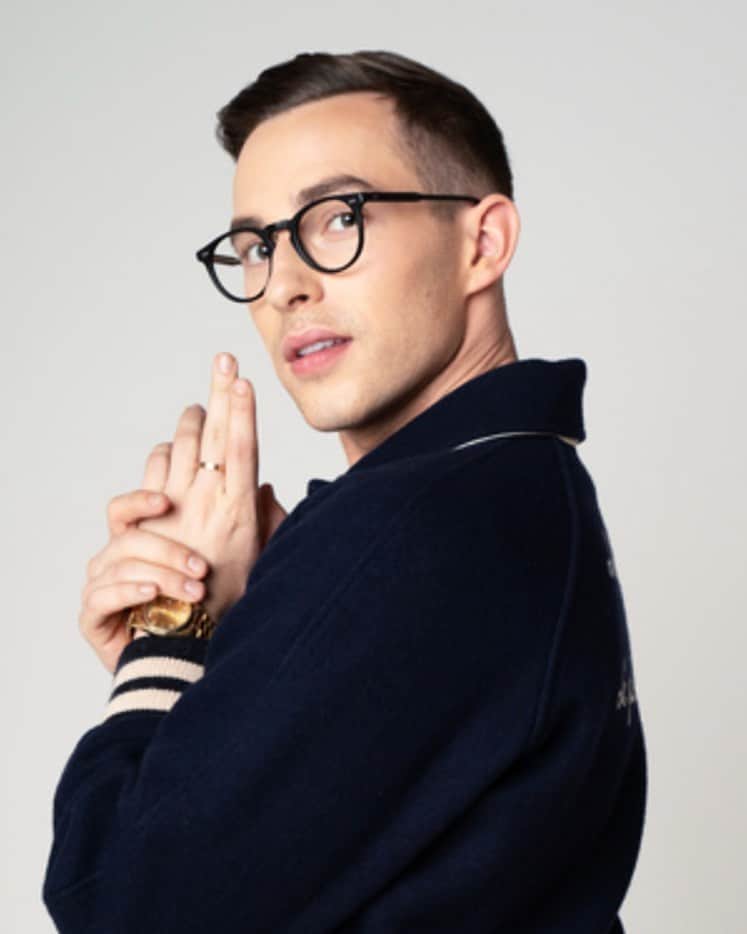 アダム・リッポンのインスタグラム：「My glasses didn’t have any glass in them so there’s that.」