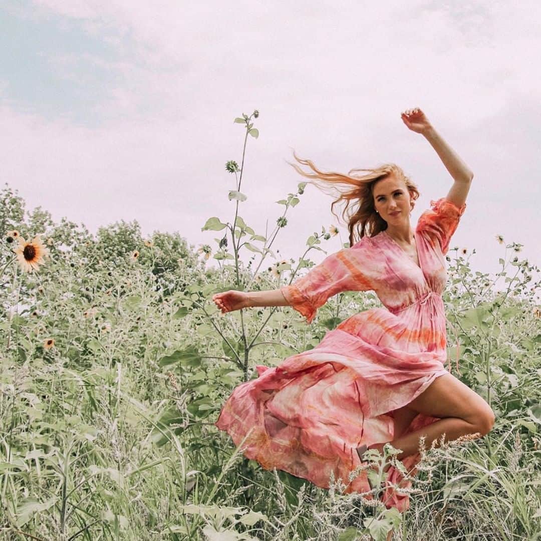 ヤング・ファビュラス&ブロークのインスタグラム：「Fan Favorite Friday! How great is this shot of #yfbabe @jackieritzbrickey in fan favorite, Meadow Dress? ⠀⠀⠀⠀⠀⠀⠀⠀⠀ .⠀⠀⠀⠀⠀⠀⠀⠀⠀ .⠀⠀⠀⠀⠀⠀⠀⠀⠀ .⠀⠀⠀⠀⠀⠀⠀⠀⠀ #taptoshop #yfbabes #youngfabulousbroke #yfbclothing #taptoshop #yfb」
