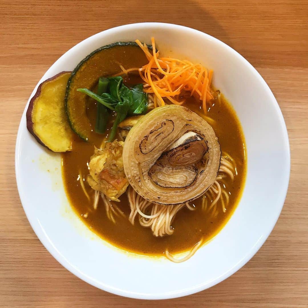 無化調ラーメン「ゆきふじ」のインスタグラム：「本日は暑い中ご来店ありがとうございました。 カレーは毎日作るラーメンと違う、不定期に数回ほどなので、成長速度を高めるのが急務です。 毎回反省点ばかりですが、確実に前に進んでいます。  次回はスープと麺のみ、ライス無しのセットをご用意して、辛さも増せるように設定します。 付け合わせの野菜も一体感が持てるものを選んでご用意しますので、次回もよろしくお願いいたします。  土曜日、翌週の祝日と販売できるようにとたくさん仕込みましたが、予想以上の反響で売り切れとなりました。 ですが、残った食材を使用して、まだほんの数食ご用意ができました。 売り切れ次第終了ですので、お電話での確認も承ります。  #スープカレー #スパイスカレー#野菜#カレーラーメン #御茶ノ水グルメ」
