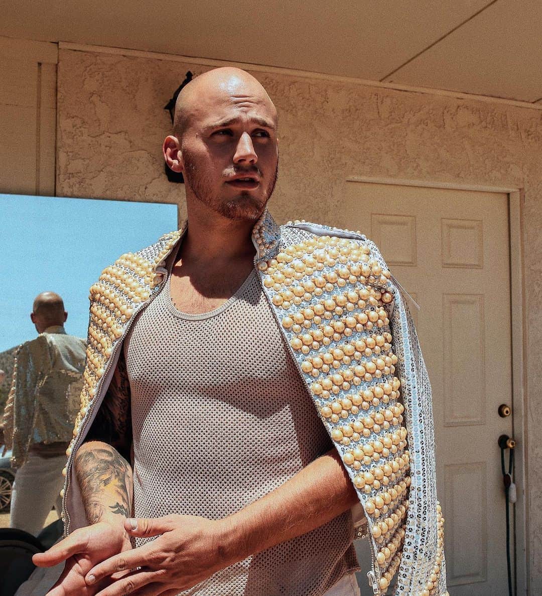 ブランドン・シェイアのインスタグラム：「Thank you Ashley for styling me so my man pecks look way bigger than they actually are in the #idcal music video (coming soon) 😝」