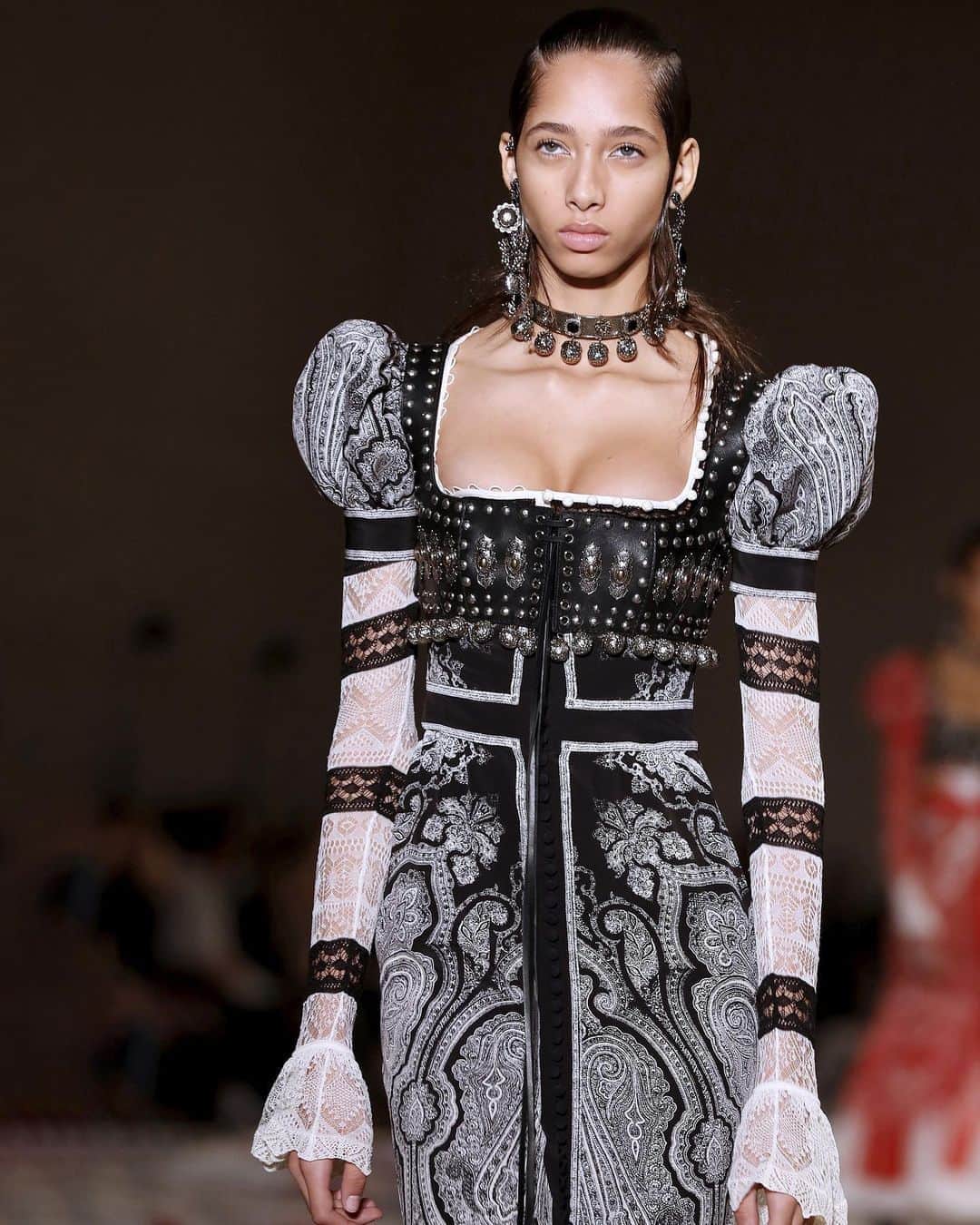 のインスタグラム：「Traveling back in time with this Mary, Queen of Scots vibe from @alexandermcqueen. For the Spring 2017 #PFW show, shown here, creative director Sarah Burton took inspiration from the wildlife and landscapes of Scotland's Shetland Isles. 📸 by @gettyimages」