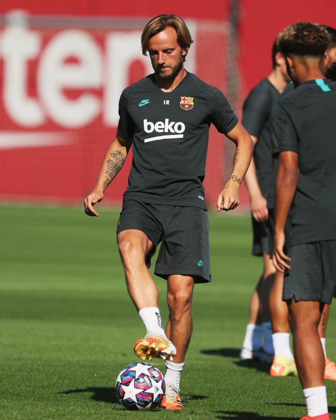 イヴァン・ラキティッチのインスタグラム：「Mode: Champions League. Objective: Final 8 🤩💥🤙🏼 #ivanrakitic #championsleague #fcbarcelona #barçanapoli」
