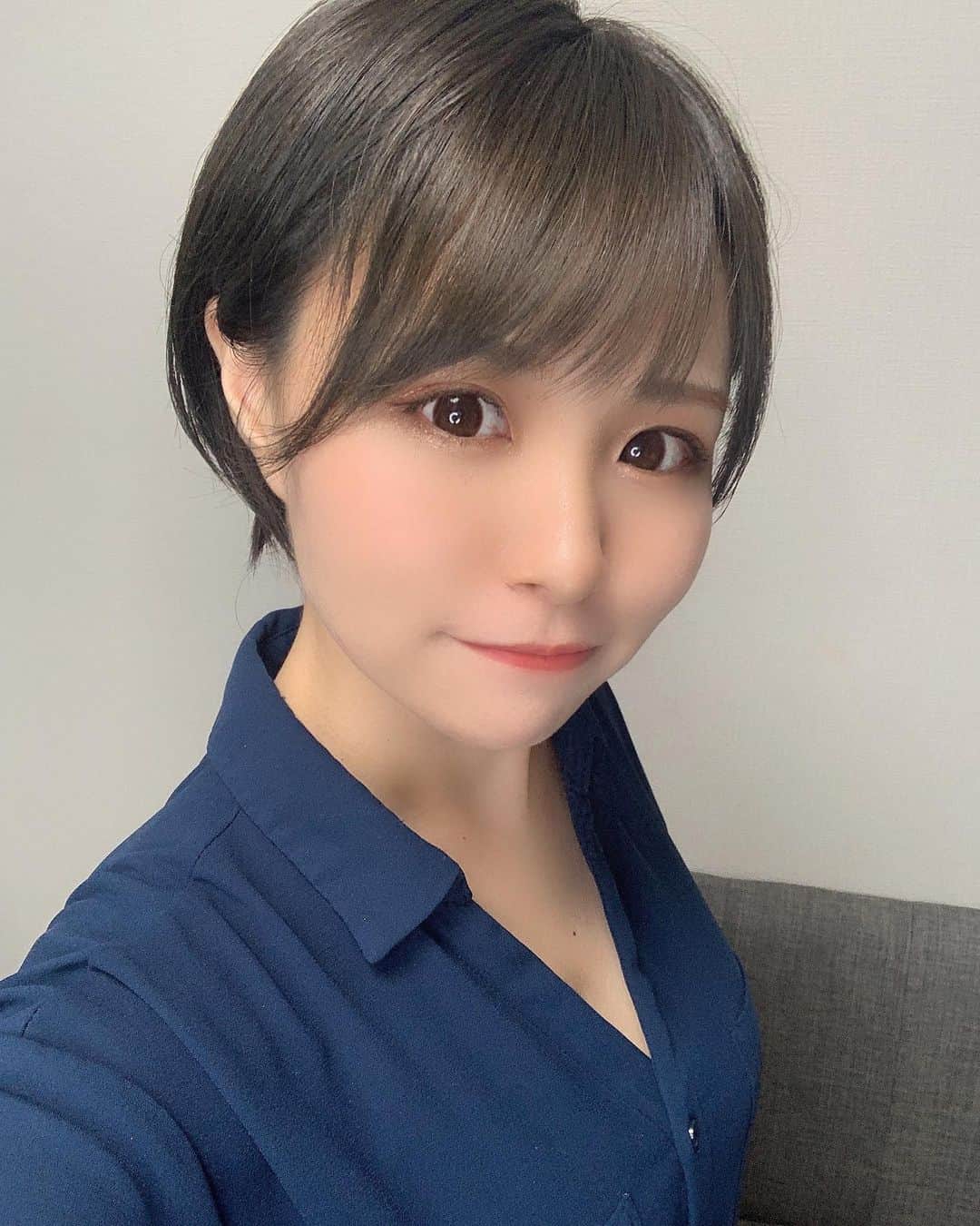 あすぽんのインスタグラム：「↩︎ . ニューヘアースタイル♥️ . またまたバッサリと✂️ そして黒髪へ！！ 重くならないように青っぽくして くださいました🥺👏✨ . . . @thisiskaito さん ありがとうございました🙇‍♀️✨ . . . #ニューヘアー#ショート女子 #ショートヘア#ショートカット女子  #黒髪#カットモデル#カラーモデル #サロンモデル#イチナナ #イチナナライバー #likeme#followme」
