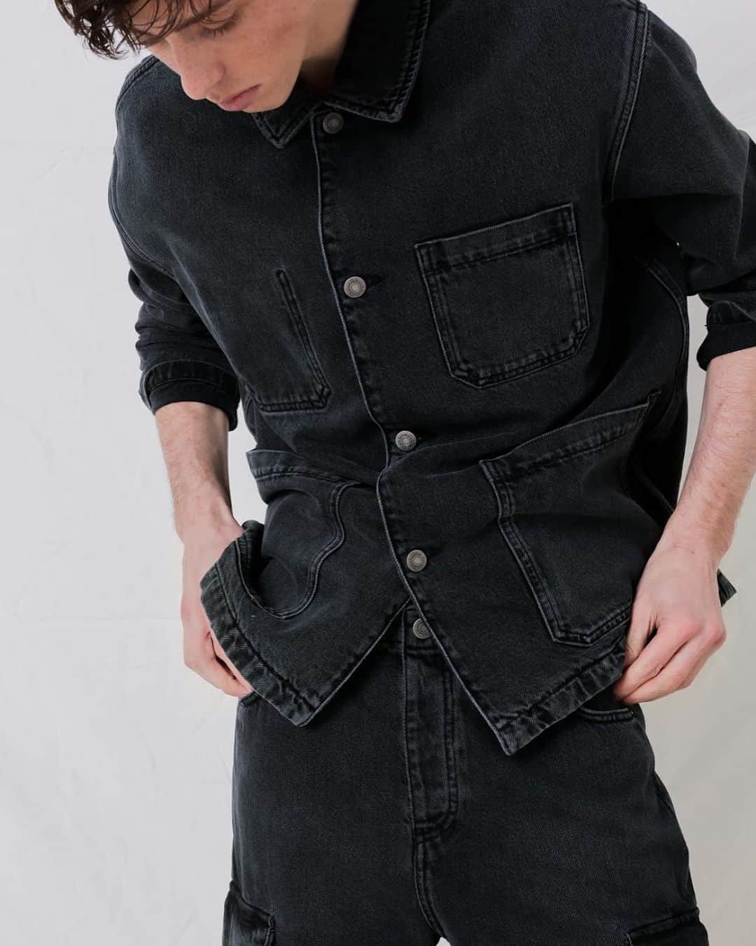 アメリカンビンテージのインスタグラム：「100% authentic cotton denim in a black stonewashed finish, it's all you need 🖤 #americanvintage #SS20 #menswear」