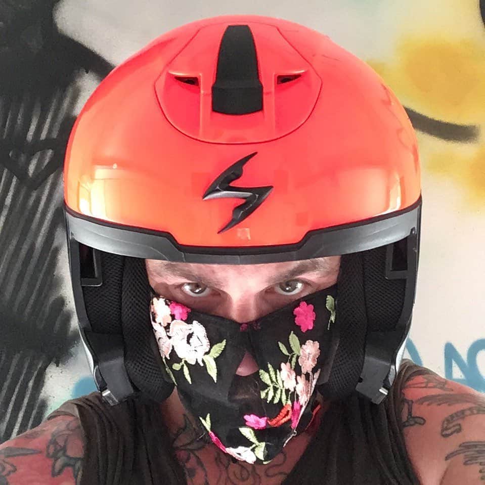 ジャンポールレスパナールのインスタグラム：「. Traveling around Belgium with my @dare__reda flower mask 🌸🌺🌼 Love you Reda! More info soon 😘」