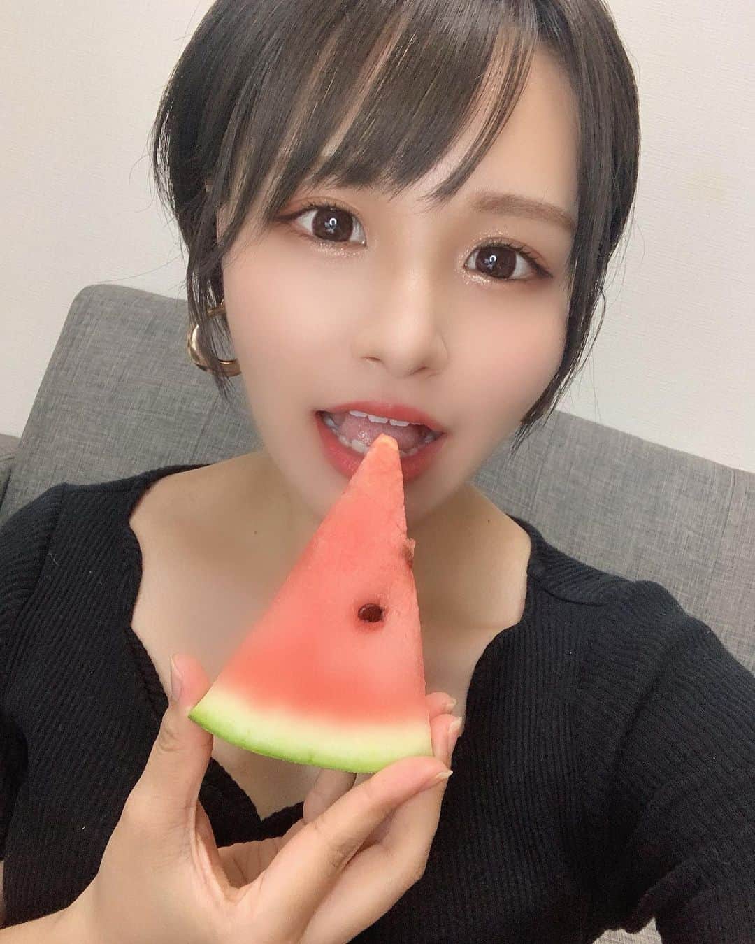 あすぽんのインスタグラム：「↩︎ . 今日は配信でスイカ食べたの🤤🍉♥️ . . . すっごく夏を感じた🥺✨ 今年は花火大会もお祭りもないから 今度は浴衣着てたべよー！ . . . #スイカ#夏#ショート女子 #サロモ#カットモデル#カラーモデル #イチナナ#イチナナライバー #likeme#followme」