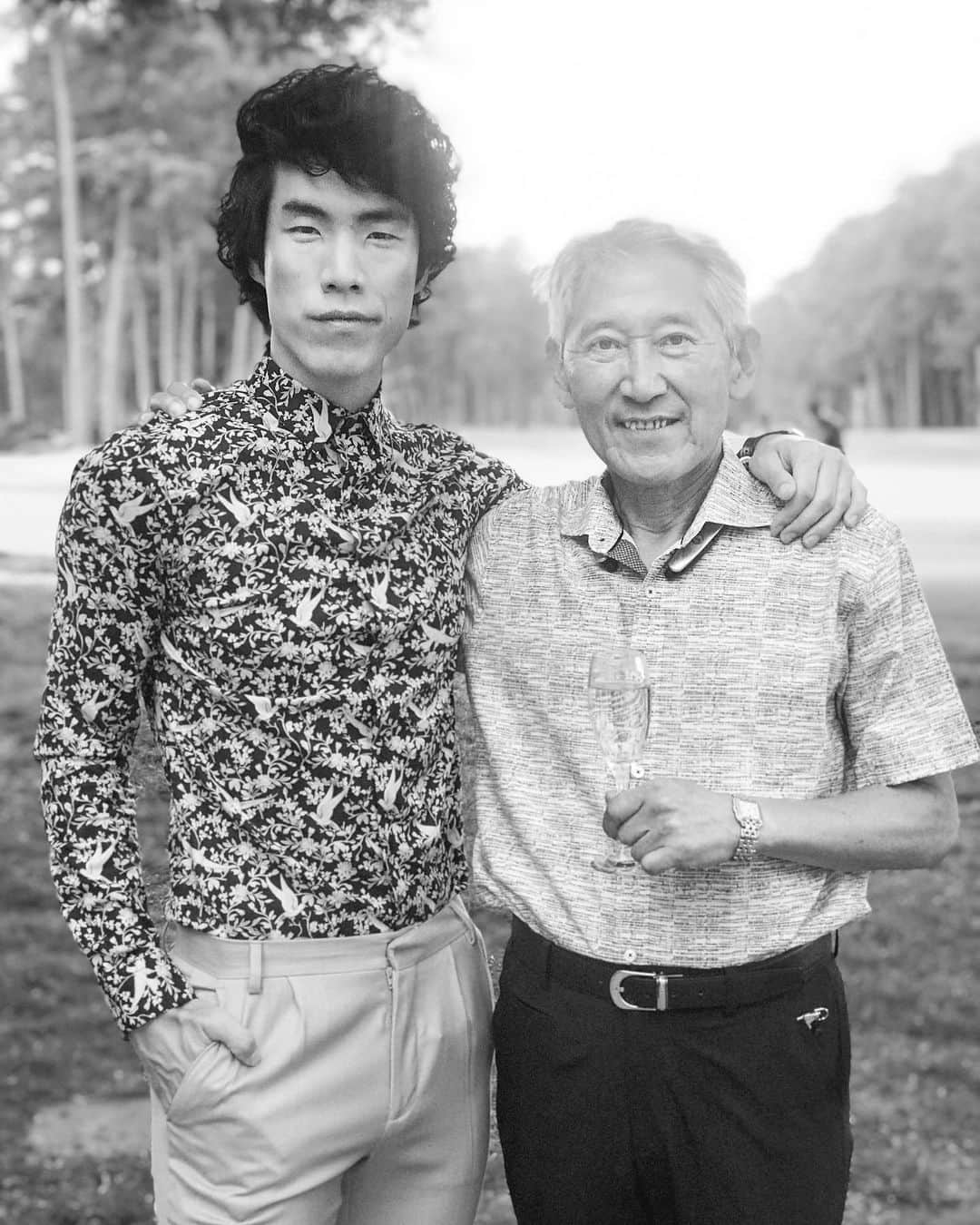 のインスタグラム：「Original. Inimitable. Unforgettable. I wish I had the chance to say goodbye, because I would tell you that I’m so honored and proud to have been your son. Rendez-vous dans une autre vie, 아버지. 🍷」