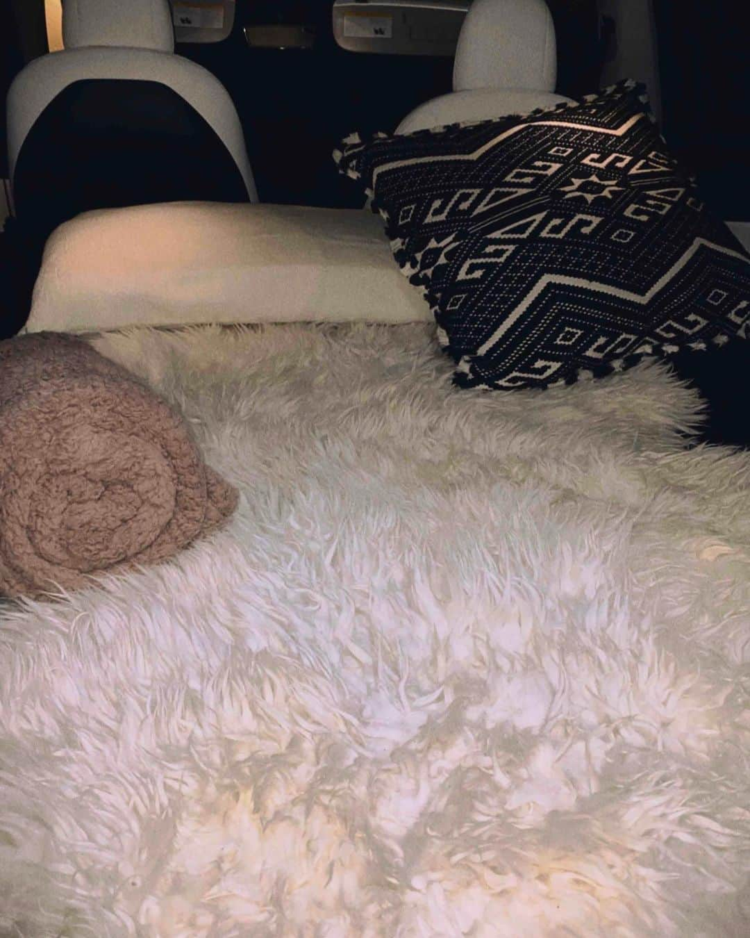 ジョーディン・ジョーンズさんのインスタグラム写真 - (ジョーディン・ジョーンズInstagram)「turned my car into a bed 🌸🐰」8月8日 1時50分 - jordynjones