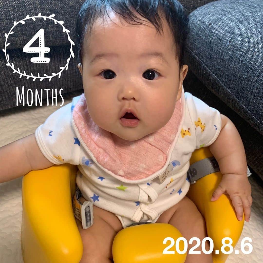 Miki Hirookaのインスタグラム：「2020.8.6で 生後4ヶ月経ちました❗️  毎回言うけどほんまあっという間😂  大きな成長としては 首がしっかりしたのと寝返りができるようになったことかな👏 コツを覚えたのか、もう気づいたら転がってる🌀 でもそこから仰向けに戻れなくて疲れてきたら怒ってる笑  いつのまにか生活リズムがついて、完全に寝不足はどっかいった👏笑 夜は5時間〜7時間くらい寝てくれてバンザイ🙌  毎日いろんな表情をしてくれたり、感情表現もわかりやすくなってきてどんどん可愛い😊♡  これからも元気いっぱいにスクスク成長してね❗️  #生後4ヶ月 #首すわり #寝返り #生活リズム #ぐっどぐっど #寝起きめっちゃ機嫌良い #眠いときめっちゃ機嫌悪い #とにかく足が太すぎる笑 #白鵬 #でもめっちゃプニプニで気持ちよくてずっと触っちゃう #顔スリスリしちゃう #そして顔面蹴られる #ありがとう」