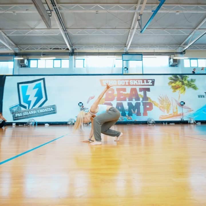 Nika Kljunのインスタグラム：「Daydreaming of being there. 🕊💛 Right now I would probably be right at this camp having the best time with the students and other choreographers. 🌟 #nikakljunchoreography @thebeatcamp . I would be loving the summer, training, seeing friends and other teachers that I usually don’t see very often because of our busy schedules... I can’t believe that all that joy and freedom has been taken away from us, but guess what... when we come back we definitely won’t take any classes in person for granted!! 💪🏼😁 . Positive thinking and the right mindset right now are the answers to happiness! 🙃🥰 #wegotthis  . #strongtogether #togetherapart #ilovewhatido #purposeoflife #sharingthelove #dancecommunity #danceworld #nikakljun #zedd #themiddle #thebeatcamp #beatcamp」