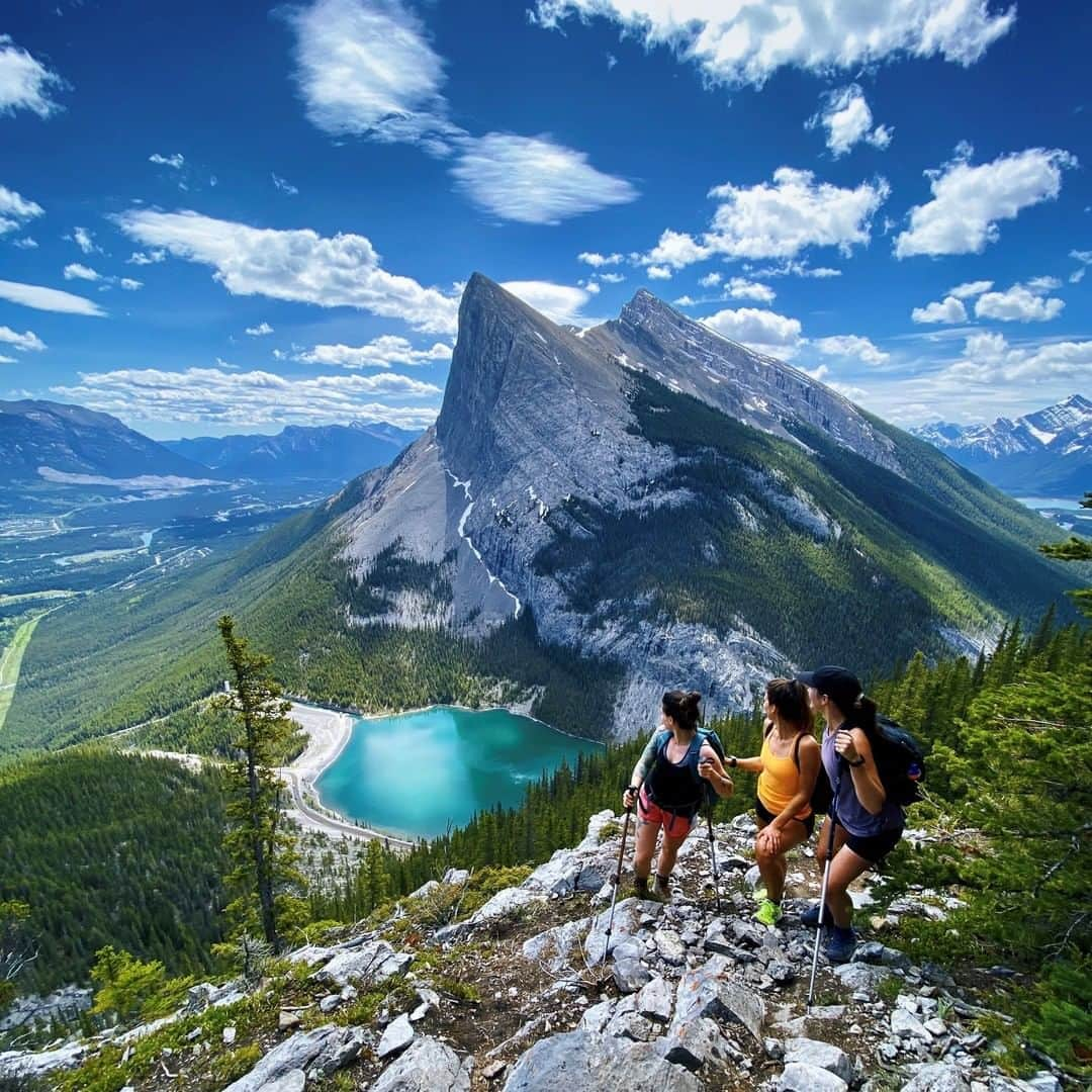 AIR CANADAさんのインスタグラム写真 - (AIR CANADAInstagram)「Next stop, #Calgary and #Edmonton! Alberta is now welcoming all Canadian travellers this summer, just in time for the outdoor adventure you were looking for! 🚣 Who do you want to explore #Alberta with? ⬆️Visit the link in bio to discover Alberta.  📸: @caldis . . Prochaines escales, #Calgary et #Edmonton! L’Alberta accueille à nouveau tous les voyageurs canadiens, juste à temps pour la grande aventure que vous cherchiez!  Avec qui aimeriez-vous explorer l’#Alberta? ⬆️Cliquez sur le lien dans la bio pour découvrir l’Alberta.  📸 : @caldis」8月8日 2時00分 - aircanada