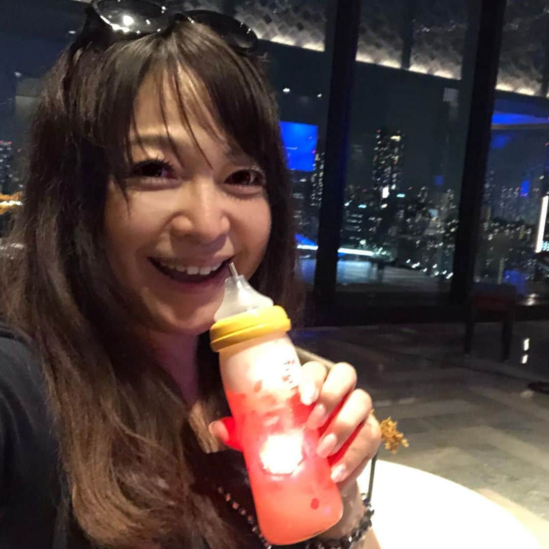 のインスタグラム：「（原めぐみofficial） 8pics photos Swipeーーー▶︎▶︎▶︎ 大人女子たちのホテルナイト⭐️  なのに、哺乳瓶⁉️ fufufu…  https://ameblo.jp/meguming5/entry-12616333886.html  #メズム東京  #babykeith  #哺乳瓶カクテル  #原めぐみ  #感染防止  #mitiko  さん #megumihara #ホテルラウンジ  #オペラ  #インスタ映え  #インスタグラマー  #いいねありがとう  #フォロー  @meguming.h」