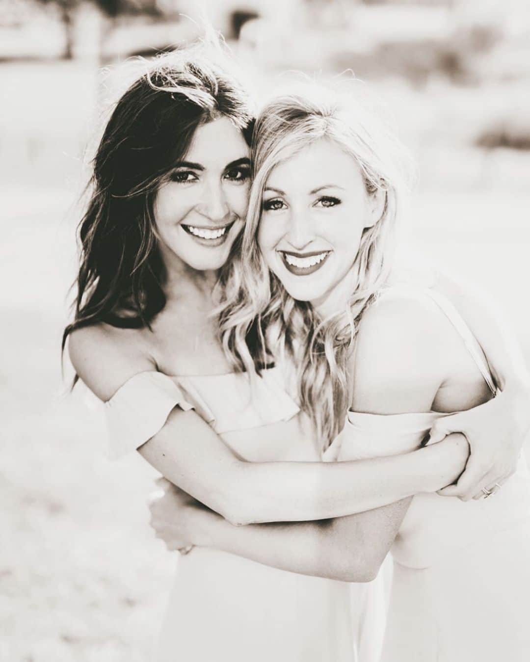 ケイト・ボイージェルのインスタグラム：「Missing my baby sis today! Love this pic by @kaylacoleslaw ✨👯‍♀️ happy Friday!!」