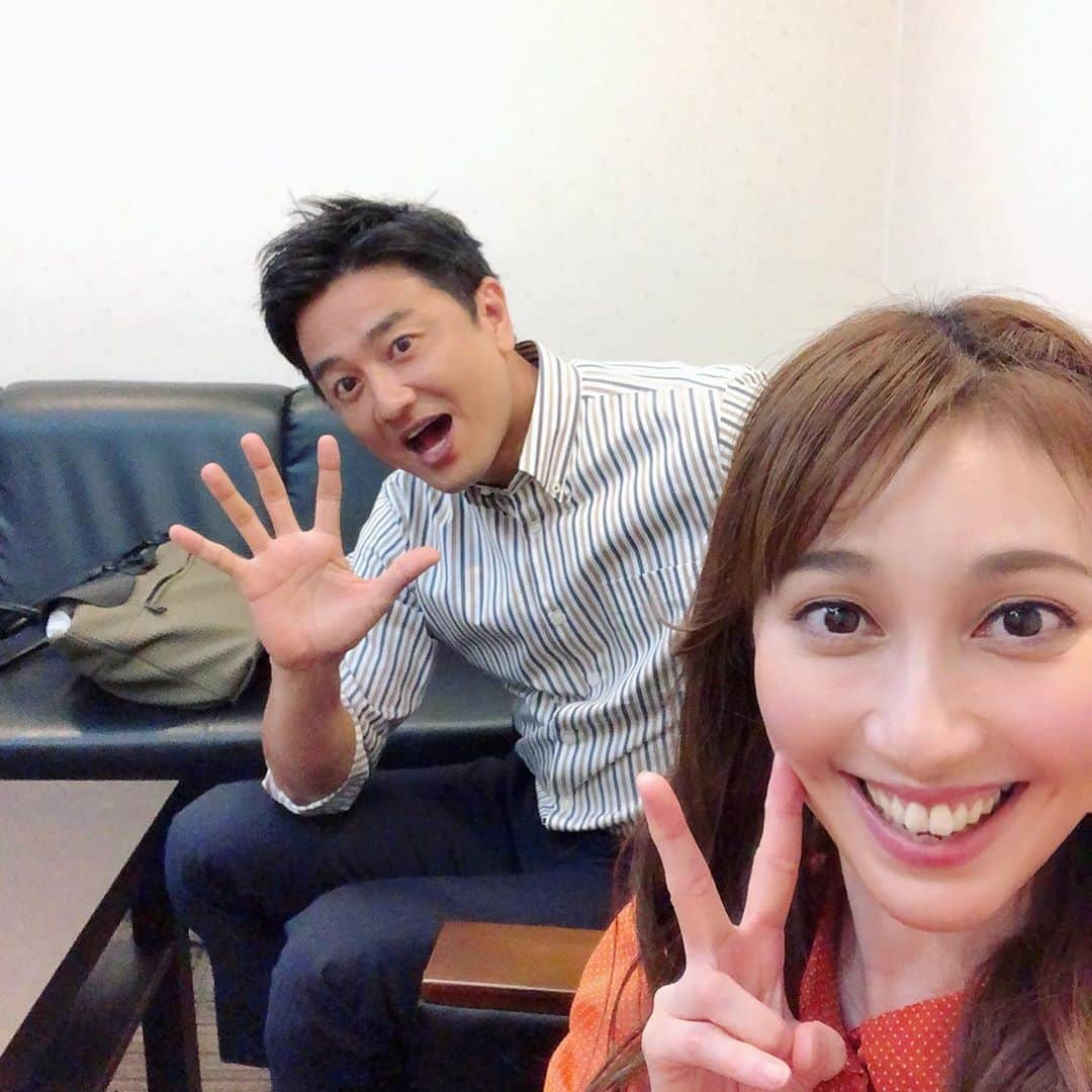 はいだしょうこさんのインスタグラム写真 - (はいだしょうこInstagram)「本日、 TOKYO MXテレビ 「5時に夢中！」にゲスト出演 させていただきました☺️✨  「リモート」での生放送は、はじめてだったので、なんだかドキドキしました😅  自分では、 早くお話してるつもりでしたが、のんびりだったみたいで。。。😵 ごめんなさい🙇‍♀️  ドキドキしたけれど、仲良しの龍二さんもいらっしゃったし、 ミッツさんも、ミエさんも、あたたかくて、セスくんも可愛くて、 楽しい時間を過ごす事ができました😆✨  ありがとうございました😊✨  あっ。それから😊  歌のお姉さん時代のエピソード、 今日は、短い時間にお話しないと！と焦っていたので、「しょうこおねえさん、怒られてかわいそう。」と思わせてしまったみたいですが😌  当時、 理不尽に怒られたのでなく、その方が悪い方ということもなく、 今なら、理解できる理由もきちんとあるので、心配しないで下さいね☺️  まだ、はじめの方の時期だったので、私自身が、きちんと色々な方向から考えられなかったから、納得できなかっただけなの😊  文で書くのも難しいから、 また、自分の言葉でいつかゆっくり エピソードを話せる機会があった時に、お話ししますね😊✨ （今日、見れなかった方にも☺️）  明日もすごく暑いみたいなので、 水分とって、気をつけながら過ごして下さいね😊✨  #5時に夢中 #生放送 #リモート出演  #原田龍二　さん #ミッツマングローブ　さん #中尾ミエ　さん #セス　くん  #ソーシャルディスタンス  #ミエさんが、父と共演したYouTubeを褒めてくださったよぉ🥺 #うれしい😆  #2枚目、3枚目は、久しぶりにお会いできた、龍二さんとパチリ📸  #いつも通りに、早く戻ってほしいね。。。 #でも、もうすこし我慢だね😌」8月8日 1時56分 - haida_shoko