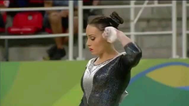 バネッサ・フェラーリのインスタグラム：「Esattamente 4 anni fa in un palazzetto stra colmo, sotto gli occhi del mondo intero🌎... Un esercizio di qualifica da brividi❣️ Ho un conto in sospeso, quindi ci vediamo presto...❗😉  #vanessaferrari #gymnastics #italiateam #Olympics #rio2016 #tb #nessundorma #nevergiveup」