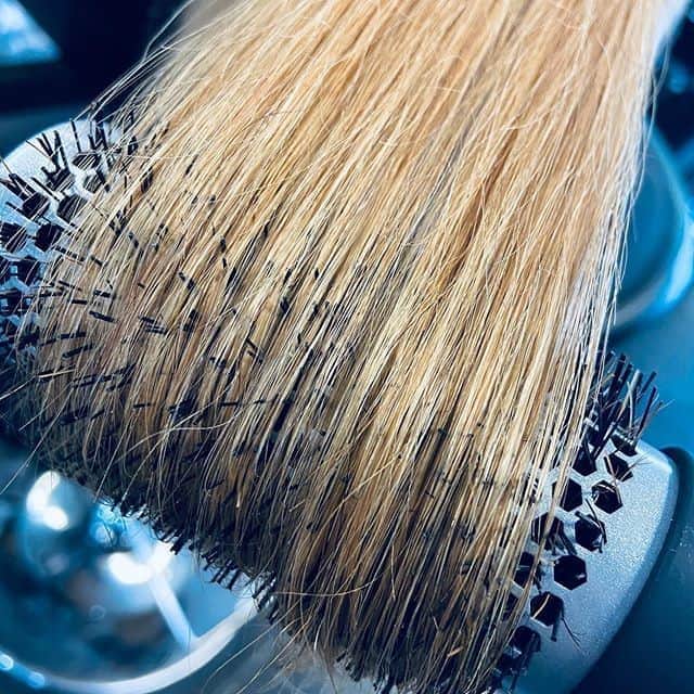 Sam Villaさんのインスタグラム写真 - (Sam VillaInstagram)「Having trouble determining which brush to use when? Bookmark this post as a reference! ⬇️⠀ ⠀ Stock your work station with all four sizes of the #SamVilla Signature Series Thermal Styling Brush to be prepared for every hair length and technique.⠀ ⠀ ▪️ Use your 0.75” brush to add lift and shine to super short, #finehair. It’s also perfect for creating beveled fringes and adding extra bend and volume.⠀ ⠀ ▪️ Use your 1” brush to create frothy volume and tight curls. It’s perfect for shorter hair with a fine to medium texture.⠀ ⠀ ▪️ Use your 1.5” brush to create massive volume, #loosecurls and laid-back waves. It’s perfect for mid-length hair with a fine to medium texture.⠀ ⠀ ▪️ Use your 2” brush to create smooth waves and flexible curves. It’s perfect for longer hair with a fine to medium texture.⠀ ⠀ #SamVillaTools⠀ 📷 : @baileyhudson5616」8月8日 2時11分 - samvillahair