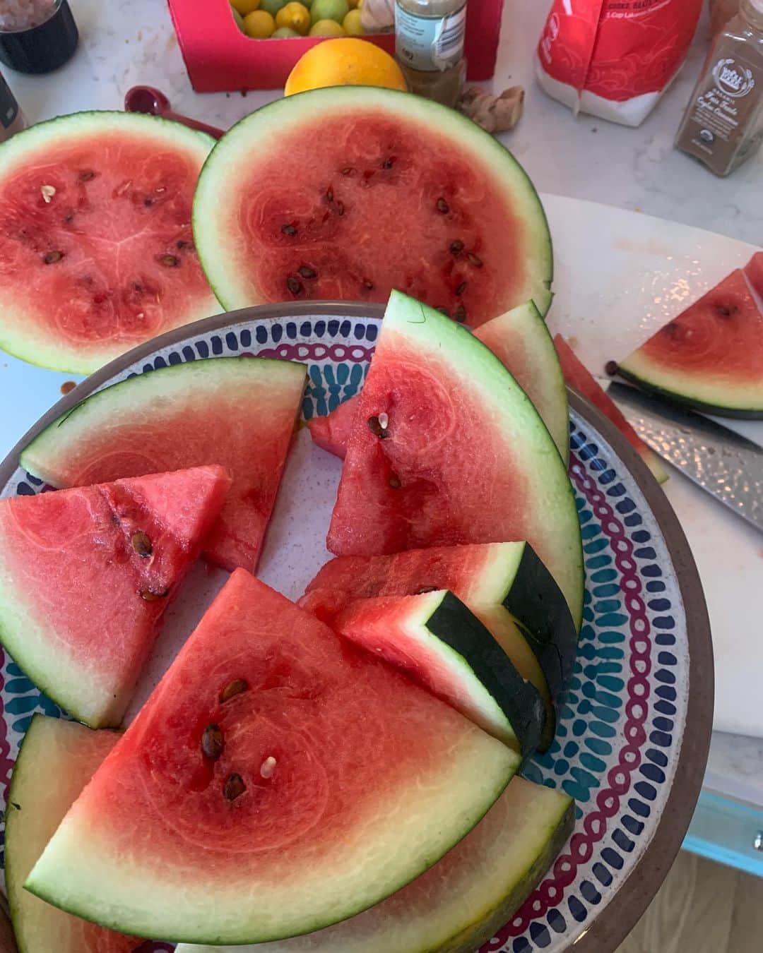 アリシア・ウィットさんのインスタグラム写真 - (アリシア・ウィットInstagram)「aaaaaand in the latest installment of Watermelons with Witt, you’ll learn more than you ever wanted to know about the fine art of growing your very own watermelons. tune in to my Story to see 🙃🍉🎉 #homegrownwatermelon #nashville #summerharvest (thank you @loveanyway25 for my t-shirt!!)」8月8日 2時18分 - aliciawitty