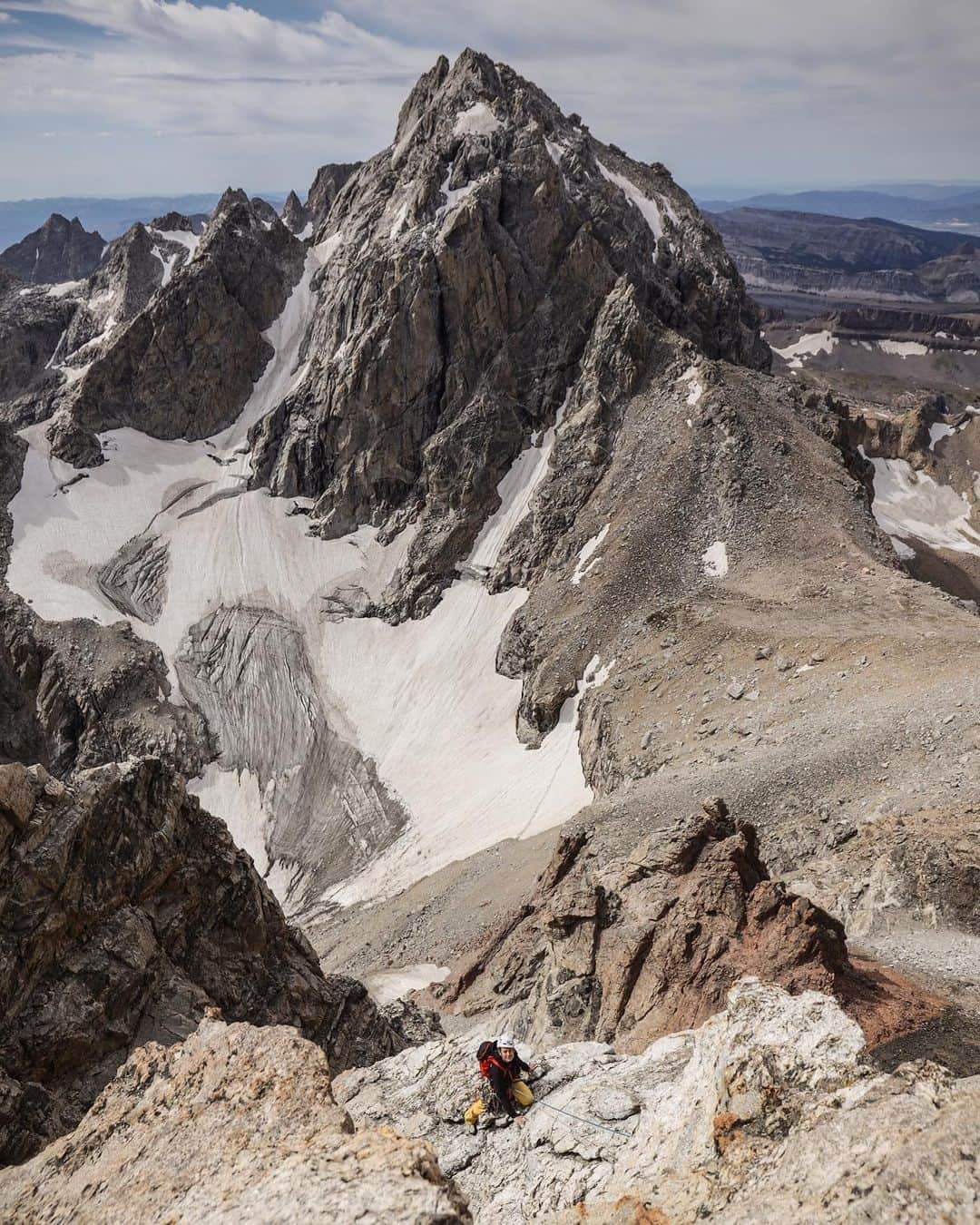 ジミー・チンさんのインスタグラム写真 - (ジミー・チンInstagram)「Always great to share the mountain stoke w friends. Epic week climbing in the Tetons w @brielarson and @risemovement last summer. A lot of people say they want to come climb the Grand. Few actually show up! Made a fun little home vid of our time. Might have been a little sandbagging involved 😂 Check it at Brie’s YouTube Channel. Link in bio.」8月8日 2時18分 - jimmychin