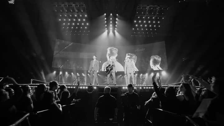 ジョー・ジョナスのインスタグラム：「If you know.... you know... The #HappinessBeginsTour was something special. Thank you to every single person who came out to a show last year. We had the best time being back on stage and traveling together again and we're so grateful. Love you guys ❤️」