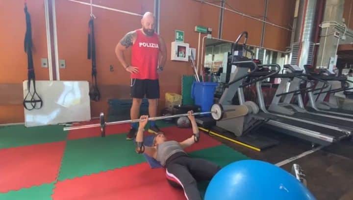 ベアトリーチェ・ヴィオのインスタグラム：「@radja_nainggolan_l4 hai visto che controllo di palla?! 😂⚽️ Allenamento no stop anche ad agosto 🥵🦾」