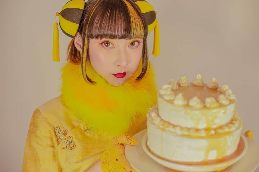 RinRinさんのインスタグラム写真 - (RinRinInstagram)「🎂🍯🐝✨ Thank you all for the wonderful birthday wishes 🎂❤️it’s been very comforting during this time☺️💕✨ お誕生日お祝っていただいてありがとうございました〜🎂❤️この時期に特に心をすごく温めました☺️💕✨これからもよろしくお願いします！ . . そして素敵なコラボできて本当に夢見たい〜🥺✨ ありがとうございました！it’s like a dream working together with such a talented group 🥺✨ . . Photography & produce: @sakunotoridori.2  MUA: @hk2711  Yellow hair ext.: @number76_gomi  Illustration: @okappalover  Studio: @room.nanairo  . . . #rinrindoll #honey #bee #honeyday #queenbee #蜂蜜 #蜂 #ハニー #ハニーの日 #コーデ #ファッション #東京 #原宿 #ビンテージ #チャイナドレス #tokyo #harajuku #ootd #fashion #tokyofashion #qipao #vintage #roomnanairo #七色より少しくすんだところ」8月8日 2時39分 - rinrindoll