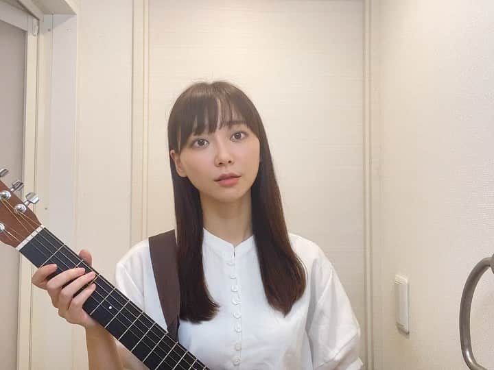 葉月祥子のインスタグラム：「「The Loneliest Girl」👼キャロル&チューズデイ(Nai Br.XX&Celeina Ann)﻿ ﻿ #私の好きな曲です﻿ #弾き語り ﻿ #song ﻿ #guitar ﻿ #寂しがりやのあなたへ﻿ ﻿ #1分しかのせられないんだった」