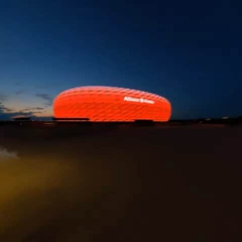 トーマス・ミュラーのインスタグラム：「Can’t wait for tomorrow 🤩🏆⚽️ #championsleague #whatafantasticstadium #allianzarena #miasanmia #vorwärtsfcb #nocheinmalschlafen 🥳  🎥 @gopro」