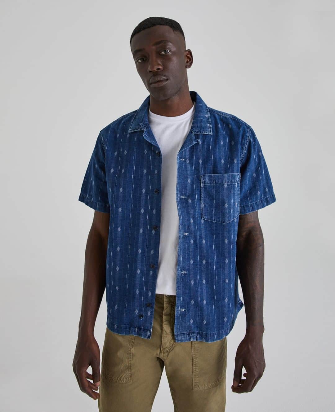 アドリアーノゴールドシュミットのインスタグラム：「Easy essentials to complete your weekend look. / Shop the Foster shirt & Clyfton pant via link in bio.」