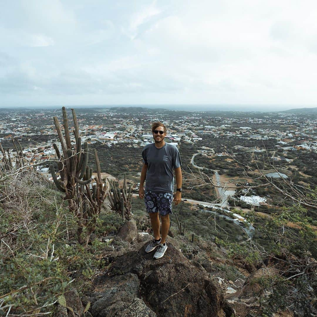 レイチェル・ブレイセンさんのインスタグラム写真 - (レイチェル・ブレイセンInstagram)「So proud of this girl - she climbed to the top of the highest peak of Aruba today all on her own!! Alright, Hooiberg is no K2 (it’s 541ft/165m high...😂), but it’s steep for a 3-year old and she climbed each of the 662 steps on her own without a single complaint💪⁣ ⁣ We love our beautiful island🇦🇼❤️ #home」8月8日 2時54分 - yoga_girl