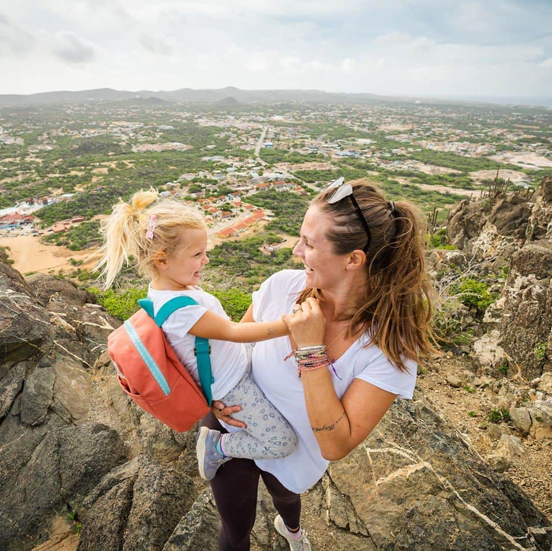 レイチェル・ブレイセンさんのインスタグラム写真 - (レイチェル・ブレイセンInstagram)「So proud of this girl - she climbed to the top of the highest peak of Aruba today all on her own!! Alright, Hooiberg is no K2 (it’s 541ft/165m high...😂), but it’s steep for a 3-year old and she climbed each of the 662 steps on her own without a single complaint💪⁣ ⁣ We love our beautiful island🇦🇼❤️ #home」8月8日 2時54分 - yoga_girl