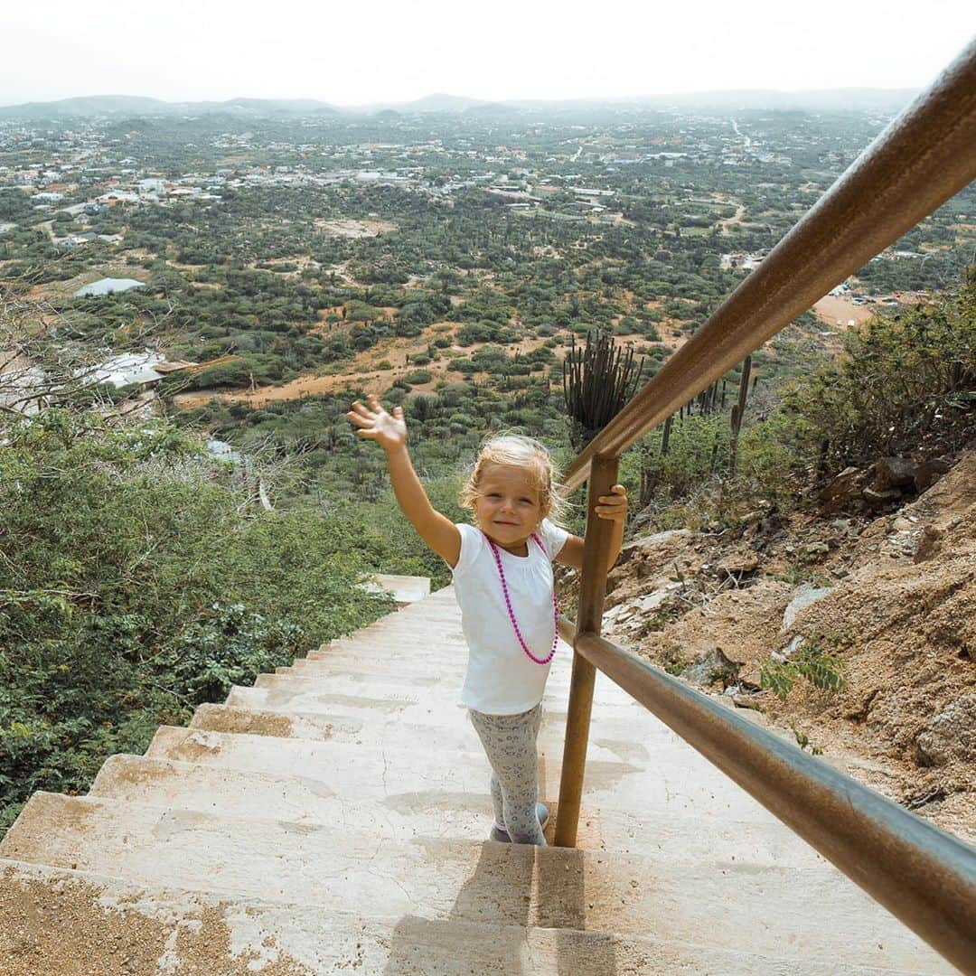 レイチェル・ブレイセンさんのインスタグラム写真 - (レイチェル・ブレイセンInstagram)「So proud of this girl - she climbed to the top of the highest peak of Aruba today all on her own!! Alright, Hooiberg is no K2 (it’s 541ft/165m high...😂), but it’s steep for a 3-year old and she climbed each of the 662 steps on her own without a single complaint💪⁣ ⁣ We love our beautiful island🇦🇼❤️ #home」8月8日 2時54分 - yoga_girl