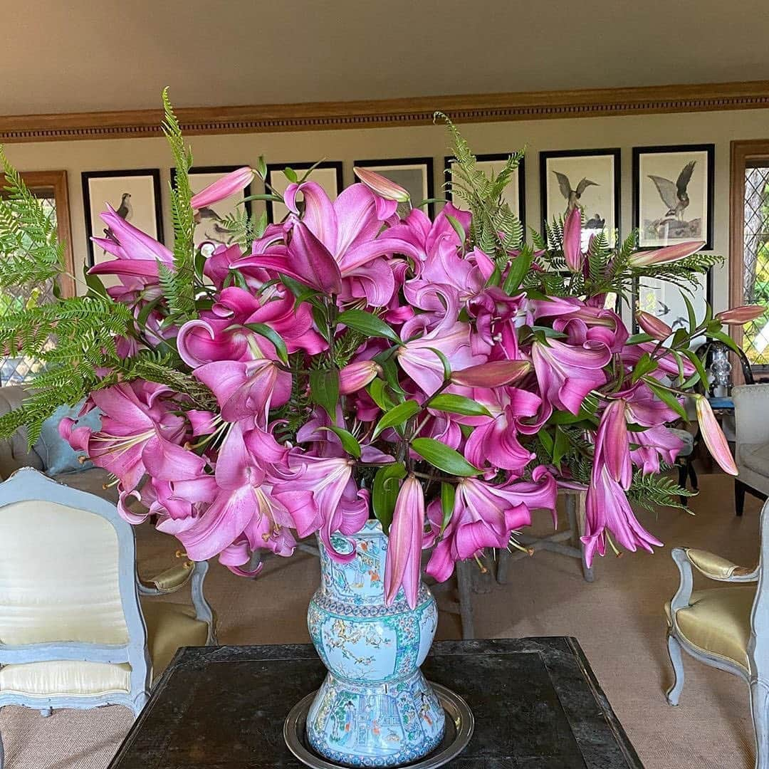 マーサ・スチュワートさんのインスタグラム写真 - (マーサ・スチュワートInstagram)「The best part of having your own garden? Getting to make arrangements to place around your home! Check out these beautiful arrangements made by @marthastewart48’s longtime friend and executive director of design @seenbysharkey. “Kevin’s been at it again. Flowers everywhere for our enjoyment! Lilies and snapdragons. So artfully arranged and placed in strategic places in our large beautiful rooms here at Skylands. The lilies are fragrant and the snapdragons the best we’ve ever had thanks Wendy and Mike for growing them,” says Martha. #regram via @marthastewart48」8月8日 3時05分 - marthastewart