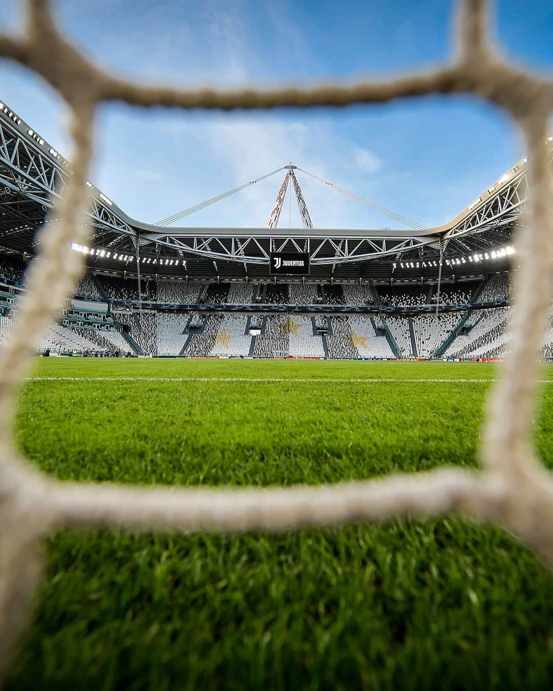 UEFAチャンピオンズリーグさんのインスタグラム写真 - (UEFAチャンピオンズリーグInstagram)「______ will score here for Juventus/Lyon 🥅⚽⁣ ⁣ #UCL #Juventus #OL」8月8日 3時22分 - championsleague